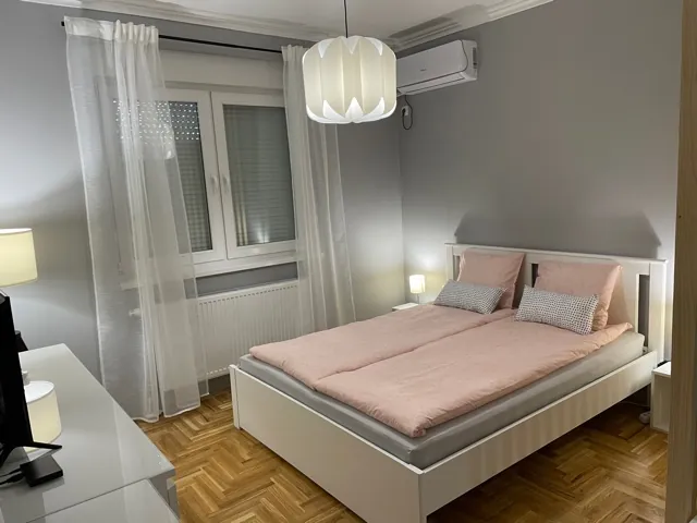 Spavaći deo apartmana sa francuskim ležajem i noćnim lampama