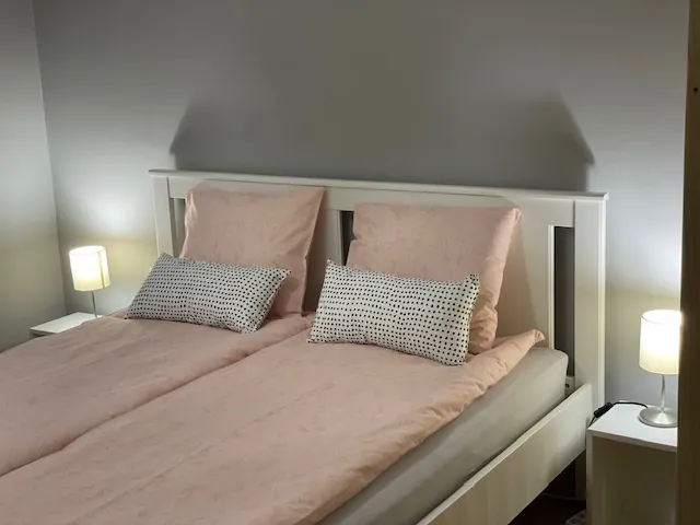 Francuski ležaj sa jastucima i noćnim lampama