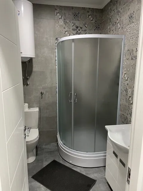 Kupatilo sa tuš kabinom i bojlerom