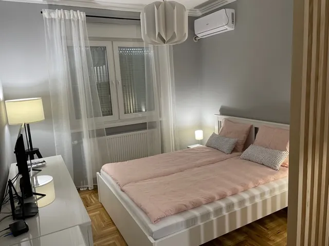 Spavaći deo sa francuskim ležajem i velikim prozorom