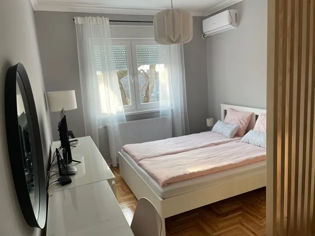 Krevet iza drvene pregrade