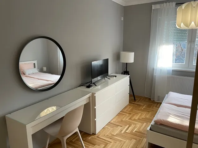 Unutrašnjost apartmana sa prozorom prema ulici